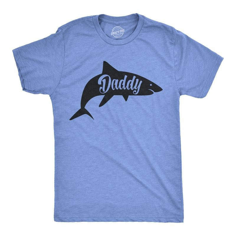 Mens Daddy Shark T shirt Cute Funny Family Cool Best Dad Vacation Tee For Guys Mens Funny T Shirts Cool Tees Soft Stylish Casual Menswear Dad Joke Apparel for Men Funny Shark Short Sleeve Novelty Tees Dark Grey