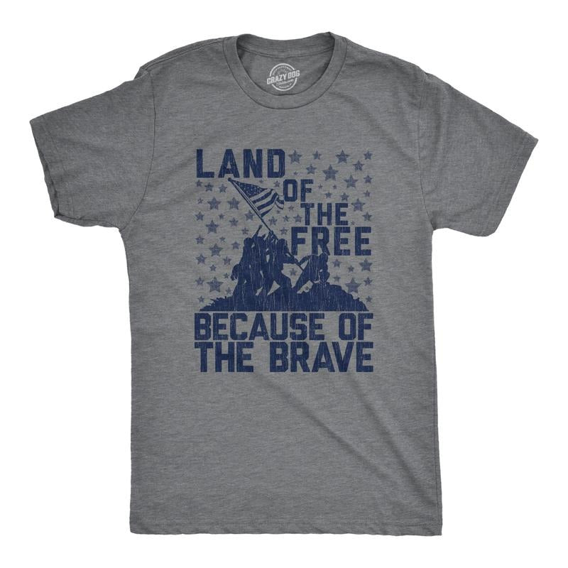 Mens Land Of The Free Because Of The Brave T Shirt Patriotic Memorial Day 4th Of July Tee Mens Funny T Shirts Cool Tees Soft Stylish Casual Menswear Patriotic Apparel for Men Novelty Tees for Guys Dark Grey