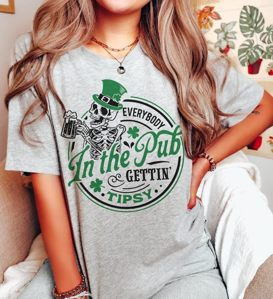 St Patrick's T-Shirt Everybody In the Pub Gettin Tipsy T-Shirt Leprechaun Day Tshirt St Pattys Tee Soft Print Shirt Funny Sarcastic T-Shirt Sublimation Print Tshirt Casual Fit Top Womenswear Comfortable Dress